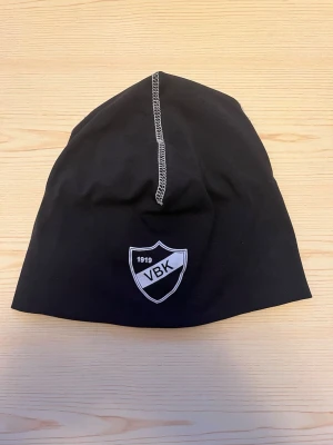 Svart VBK tränings mössa Vallentuna BK - Säljer en svart tränings mössa med VBK-logga framtill. Vallentuna BK fotboll träningsmössa. Perfekt till fotbollsträning eller annan träning utomhus i kallt väder.
