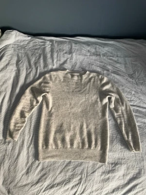 Kashmir tröja herr grå - En stilren grå tröja i kasmir med rund hals och långa ärmar.Tröjan har ribbade muddar vid ärmslut och nederkant, vilket ger en klassisk och enkel look. Perfekt att bära lager på lager under kyliga dagar. Utmärkt för dig som vill få en mer Archive stil! Passa på att köpa fler plagg/ accessoarer så får du bundle rabatt!