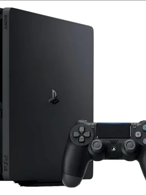 Sony PlayStation 4 spelkonsol svart - Säljer en svart Sony PlayStation 4 spelkonsol med tillhörande DualShock 4 handkontroller.. Perfekt för gaming med vänner tack vare flera kontroller.