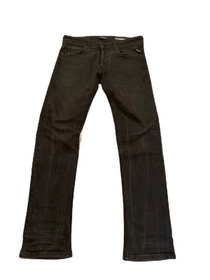 Replay jeans - Ett par sköna svarta jeans från Replay i storlek 29/31. Skick 8/10 sparsamt använda, finns små defekter som på tagen på backsidan av jeansen, men annars fel fria. Kom dm för fler frågor osv!