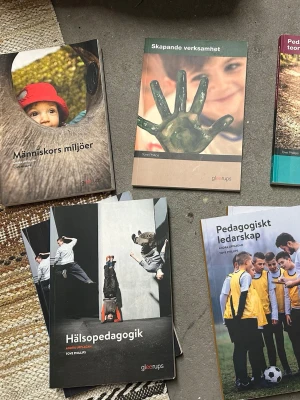 Kurslitteratur ”barnskötare/ elevassistent” - Säljer kurslitteratur till utbildningen ”barnskötare/ elevassistent” på Komvux.  100kr st eller alla för 600kr   Kurslitteratur som säljes;  📕”Människors miljöer”, Tove Phillips.  📗”Skapande verksamhet”, Tove Phillips.  📘”Pedagogiska teorier och praktiker”, Tove Phillips.  📙”Hälsopedagogik”, Tove Phillips x2.   📒”Pedagogiskt ledarskap”, Tove Phillips x2.  📓”Etnicitet och kulturmöten”, Tove Phillips. 
