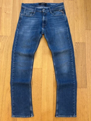 Blå slim fit jeans från Replay - Snygga blåa replay anbass jeans i storleken 28/32 med en schysst tvätt. Pris går att diskutera och tveka inte på att höra av er om ni har frågor