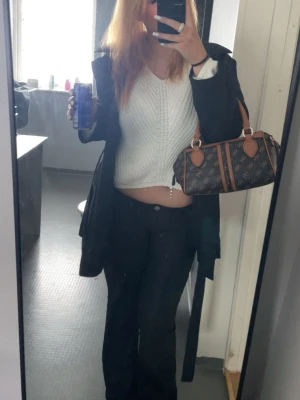 Skinnbyxor Svarta bootcut  - Säljer ett par svarta bootcut skinnjeans med klassisk passform och lätt utsvängda ben. Jeansen har midja som sitter bekvämt och är perfekta för dig som gillar en tidlös look. Materialet är jeans och färgen är djup svart.