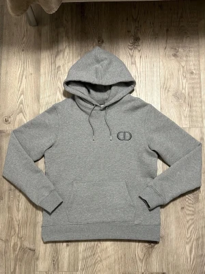 Dior hoodie  - Säljer min Dior CD hoodie, den är inte riktigt min stil tyvärr och har bara legat i garderoben sen jag fick den som present. Den är i helt nytt skick har använt den någon gång, den doftar fortfarande ny hoodie. Storlek XS men passar som S.                     Skriv vid minsta funderingar 