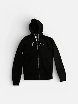Svart hoodie från Polo Ralph Lauren - Svart hoodie med dragkedja från Polo Ralph Lauren.  En broderad  logga på bröstet. Tillverkad i mjukt material och har två fickor framtill. Perfekt för en chill och stilren look.