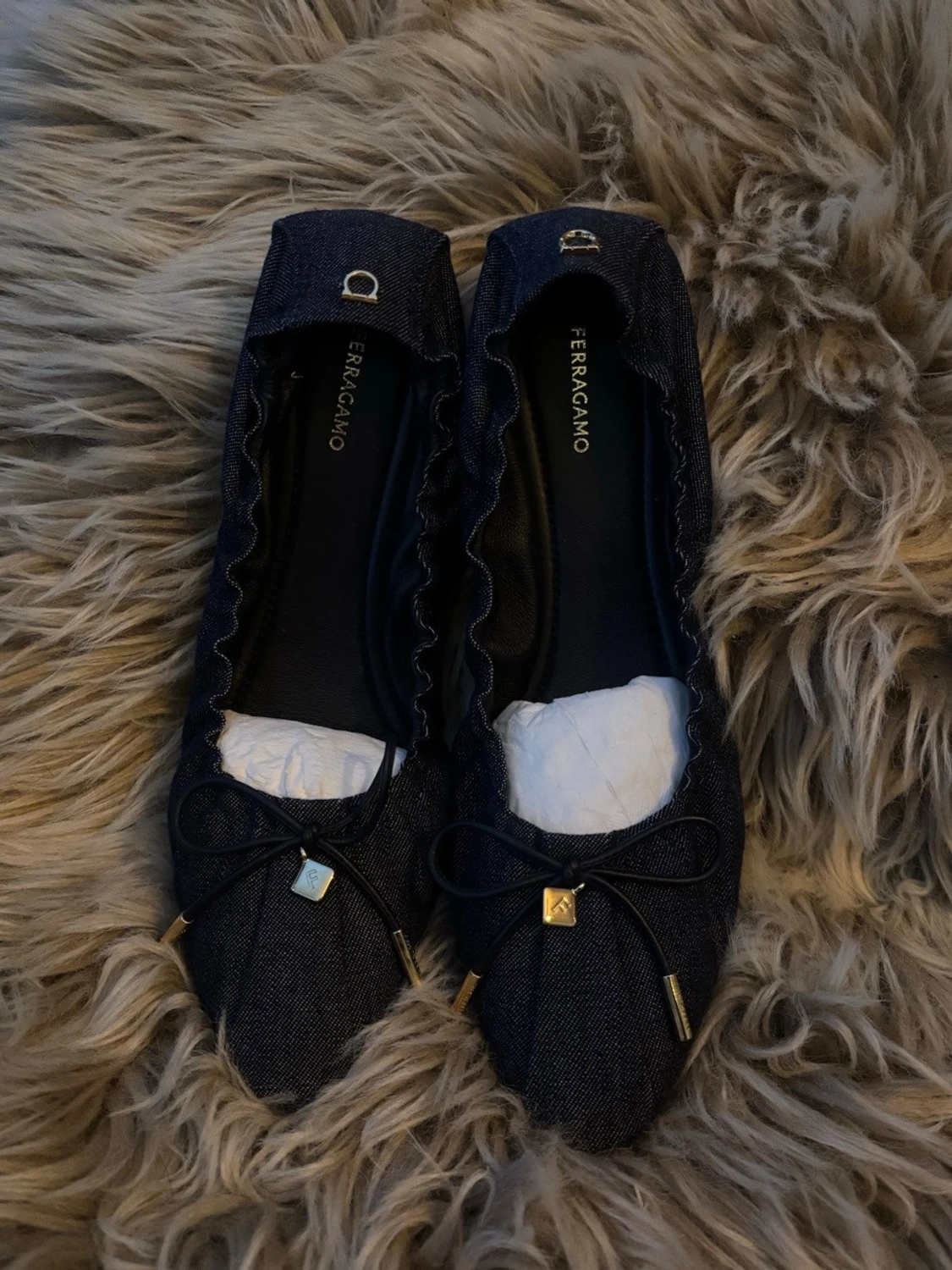 Mörkblå ballerinaskor från Ferragamo