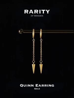 Quinn Earring - Gold: unika örhängen med nitar - Otroligt snygga örhängen med nitar i rostfritt stål!! Örhängena är i fin guldig färg och passar så bra för att piffa upp en outfit och lägga till en extra detalj🪽Likt alla andra våra smycken tål dessa örhängen vatten och håller sitt glans länge!! Vid frågor eller funderingar - välkommen att skriva till oss🪽
