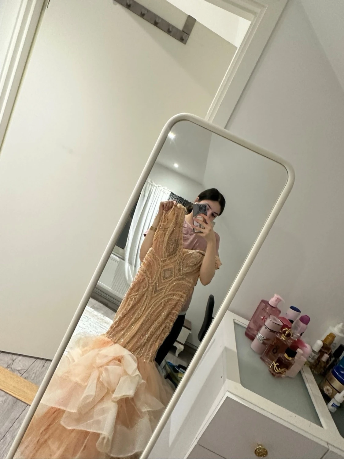 Champagnefärgad långklänning med volang - 1