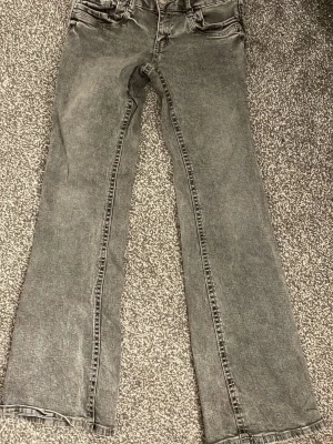 Gråa bootcut jeans från Gina Tricot - Säljer ett par gråa bootcut jeans från Gina Tricot. Storlek 158 men uppsydda. Nästan aldrig använda