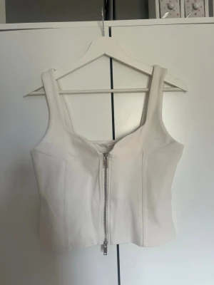 snygg topp - så snygg topp från zara som tyvärr är lite för stor, skriv för fler bilder💞 bilden är tagen innan den tvättades där av den lilla fläcken som syns på höger sida!💞  