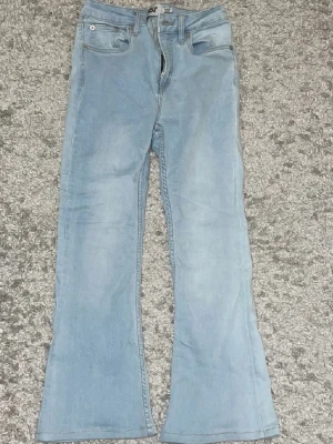 Bootcut-jeans från Lager 157 – mjuka & bekväma i ljusblått - Ljusblå jeans från 157 i bootcut-modell med kortare benlängd. Har sytt dom ytterligare hos skräddaren men de blev för korta för mig så skulle säga att de passar dig som är kortare än  150. Klassisk femficksdesign och normalhög midja. Perfekta för dig som gillar en avslappnad och trendig look. Tillverkade i mjukt denimtyg för skön passform👖🫶🏽 