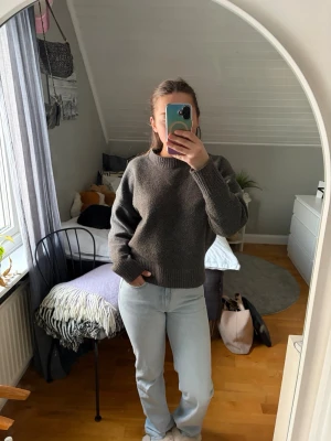 Ljusblå raka jeans - Säljer ett par ljusblå jeans med rak passform och klassisk femficksdesign. Jeansen har hög midja och är tillverkade i ett mjukt denimtyg som är bekvämt att bära. Perfekta för dig som gillar en avslappnad och stilren look.