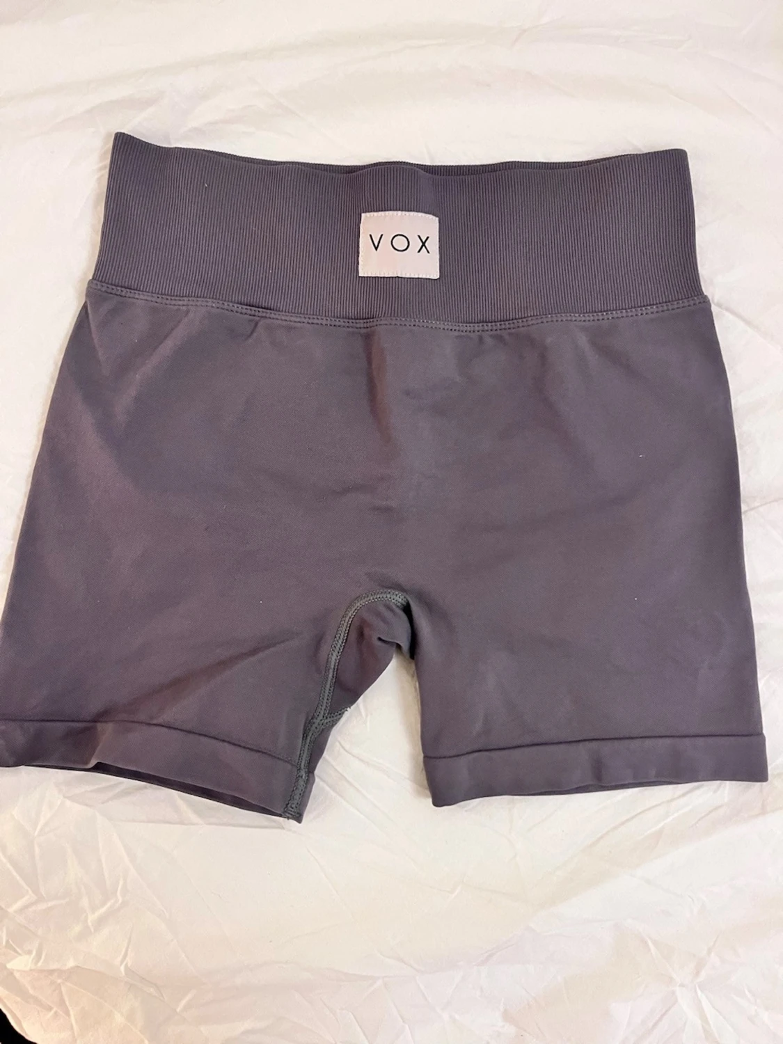 Gråa scrunch shorts från VOX activewear - 1