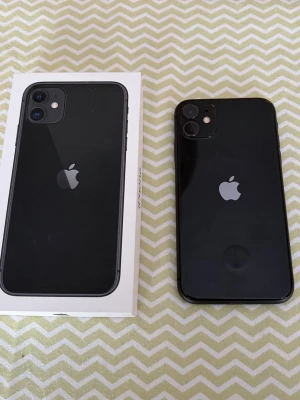 iPhone 11– Svart, 64 GB -  Säljer en Svart iPhone 11, 64 GB. Telefonen fungerar bra men har liten skada på skärmen, därav det billigare priset. iPhone låda och laddar sladd medföljer. Telefonen har 77% batteri hälsa. 