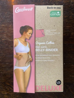 Carrriwell Belly-Binder i svart bomull - Säljer en svart post birth belly-binder från Carriwell i ekologisk bomull. Den ger fast kompression och stöd för magen efter graviditet. Justerbar passform och diskret design som formar och stödjer magen. Perfekt för dig som vill ha extra stöd efter förlossning.