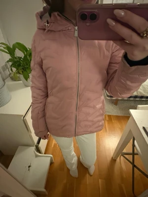 Rosa skidjacka - Perfekt dunjacka för skidåkning!!💞en fläck på ena ärmslutet