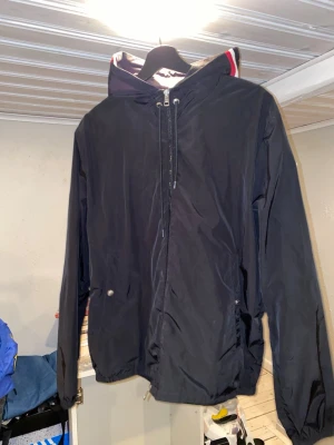 Moncler windbreaker (vindkacka) - En Moncler windbreaker som är en kopia av väldigt bra kvalité, originellt köp för ca 1500-2000kr men säljer den nu pga ny stil. Inte använd denna så många gånger och kan sänka priset vid snabb affär. 