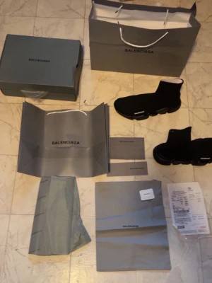 Balenciaga Speed Trainer svarta sneakers - Helt nya och oanvända BC skor storlek 46. Top top kvalitet med alla tillbehör så som duschat, kartong, kvitto, box och tillome strumpor med box. 1-1 Verision. Andra storlekar kan ordnas det är bara att skriva.
