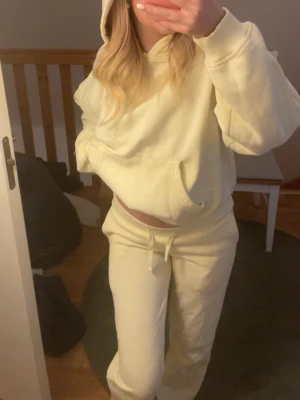 Ljusgult mjukissett från Lager 157  - Ett ljusgult superskönt mjukisett från Lager 157 . Byxorna är i storlek XS och hoodien i storlek M. Använd 1 gång 