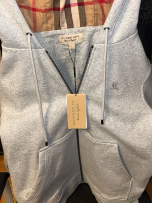 Kofta - Kofta i storlek L, helt oanvänd. Fick den av min storebror som en gåva, men den var för stor för mig så jag säljer vidare den.