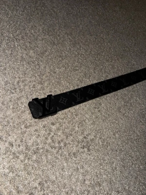 Svart Hm  skärp - Snyggt svart skärp från hm med klassiskt i metall som spänne. Skärpet har en stilren design och är gjort i skinn med mattsvart finish. Perfekt accessoar för att lyfta din outfit.