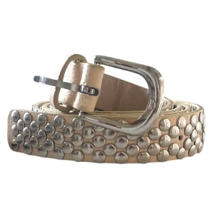 Läderbälte från Best Angel  - Beige nude syntetiskt läderbälte med silver studs och spänne 🤎*lite tecken på användning ( syns i bilderna ). Totala längd utan spänne: ca 110 cm.  Jag brukar ha strl S i byxor för referens