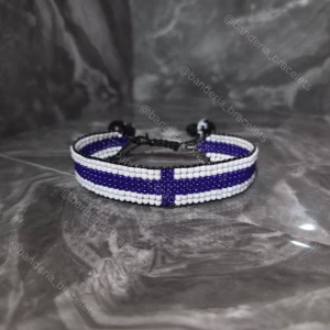 Finska flaggan Handgjort Armband - ✨️Justerbart, enkelt att öppna och stänga ✨️Kan stängas till en 15cm omkrets och öppnas bredast till ca 27cm omkrets ✨️Höjden av flagg-delen är 1,3cm ✨️Flagg-delen minus "glidknuten" är 14cm lång ✨️Skickas inom en vecka så fort tillverkningen är klar