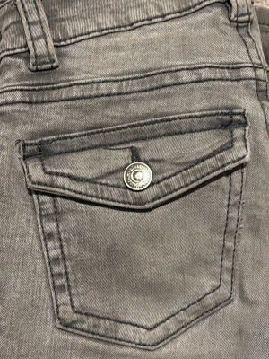 Gråa Ginatricot jeans - Säljer ett par gråa Gina jeans. Storlek 34. Säljer eftersom de inte passar. Lite slitna i benslutet men knappt märkbart när de är på. Skriv om du har några ytterligare frågor 🩷