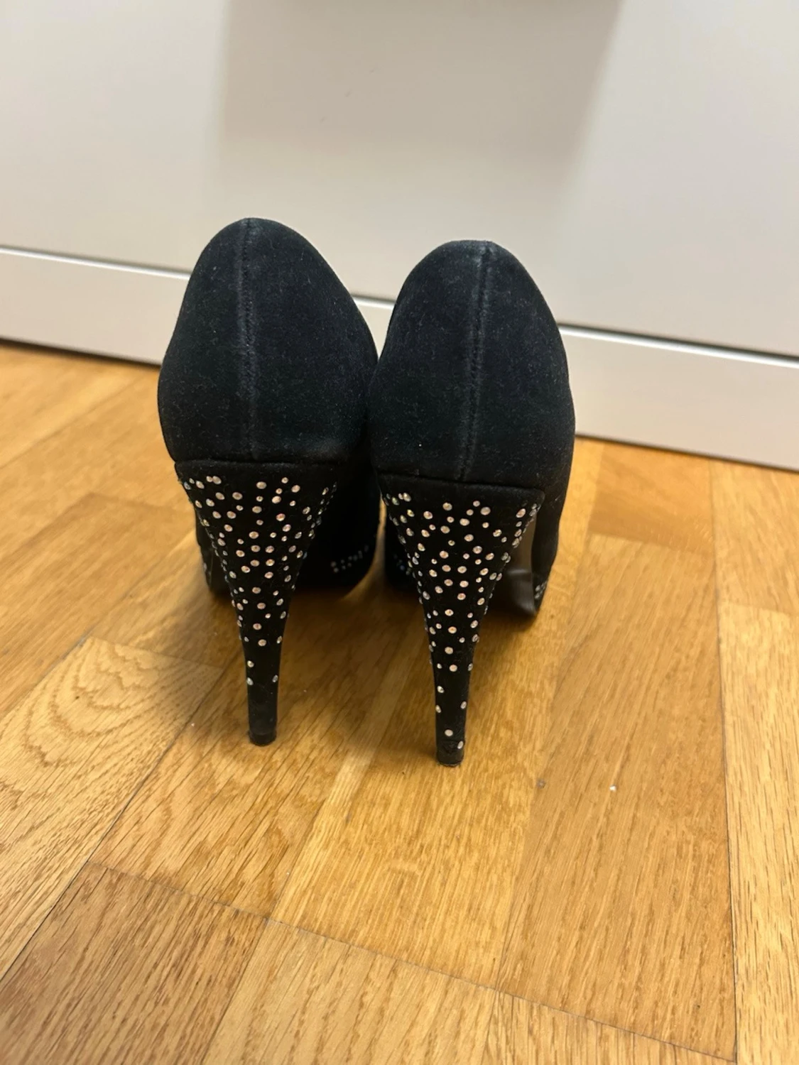 Svarta pumps med nitar från Bella - 2