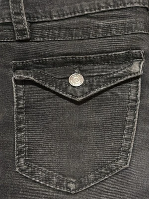 Svarta Ginatricot jeans - Säljer ett par svarta flare Ginatricot jeans. Storlek 158. Säljer eftersom de inte längre passar. Lätt slitna i bensluten men är knappt synligt när de är på💕 skriv om ni har några frågor!