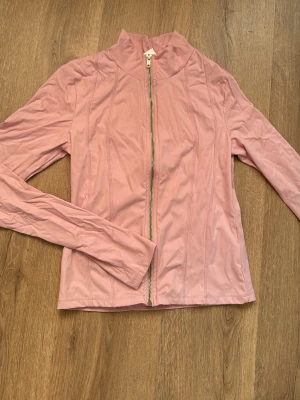 Gina Tricot Young 14+ Träningsset  - Båda Delarna är I Bra Skick! Använda få ggr. I Stl M ifrån ginatricot Young 14+ rosa med ”guldig” dragkedja 