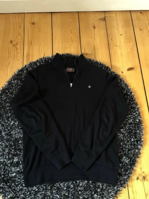 Svart halvzip tröja från Morris - Säljer min snygga, svarta tröja från Morris med half zip och diskret logga på bröstet. Inga defekter finns, är i storlek S men skulle kunna passa till m. Hör av er vid frågor!