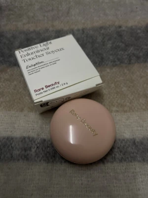 Rare beauty highlighter - Öppnade locket bara för att visa att den är helt oanvänd. Jag rekommenderar starkt om du vill ha en highlighter som är hållbar och synlig. 