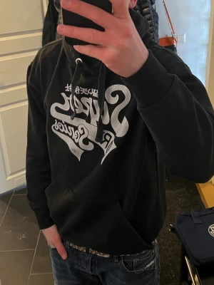 Superdry Hoodie - Säljer en fet Superdry hoodie i storlek M och fint skick. Kontakta mig vid frågor eller om du vill ha fler bilder. Pris går att diskutera så lägg bud!