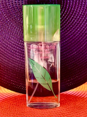 Elizabeth Arden Green Tea Tropic - Fräsch Edt parfym från Elizabeth Arden i serien Green Tea Tropical. Ca 40% kvar i en 100ml flaska. För mängd se bild. 