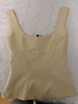 Gul topp - Super gullig och trendig gul topp. Fyrkantigt ringad och breda axelband. Jättefin på och perfekt till somarn/våren. Säljer då det inte riktigt är min stil. Pris kan diskuteras och skriv gärna vid frågor.❤️