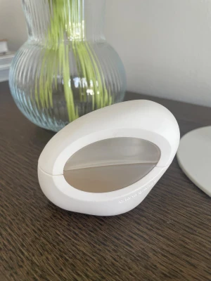 Ariana Grande parfym MOD Vanilla - Parfym 30 ml, ganska mycket kvar.                     MOD Vanilla EdP är en uttrycksfull och livfull doft som öppnar med en oväntad blandning av rosa freesia, krämig mysk och fylliga, saftiga, mörka plommon. En sofistikerad gourmand-doft med ett hjärta av orrissmör, dekadenta vita praliner och jasminblad. Vanilj och kakaosmör i basen adderar ännu ett lager av vacker komplexitet – för en oförglömlig doft som dröjer sig kvar.  • Modern doft med plommon, mysk och vanilj Nypris 650 kr