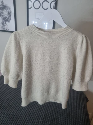 Stickad tröja  - Säljer en snygg beige stickad tröja från Vero Moda i storlek XS. Säljer då den inte kommer till användning längre 💕 