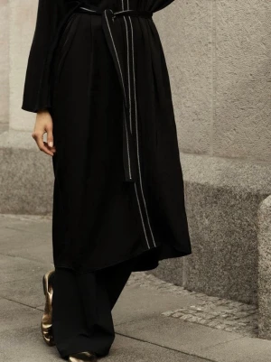 Nytt! Zara svart satin kimono klänning med knytskärp strl xs (oversize) - Stilren svart kimono med markerat knytskärp i midjan och diskreta vita sömmar längs kanten. Lång modell med vida ärmar och rak passform. Perfekt för en trendig och minimalistisk look. Nypris 999kr