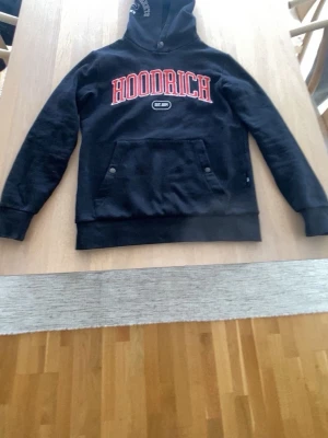 Svart hoodie från Hoodrich - Använd ett par gånger men är fortfarande i bra skick. Storlek xs men passar även s.