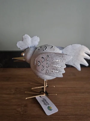 Påskhöna från Different Design - En höna i hamrad plåt från Different Design. Perfekt till påsk. Taggen är kvar och den är helt oanvänd