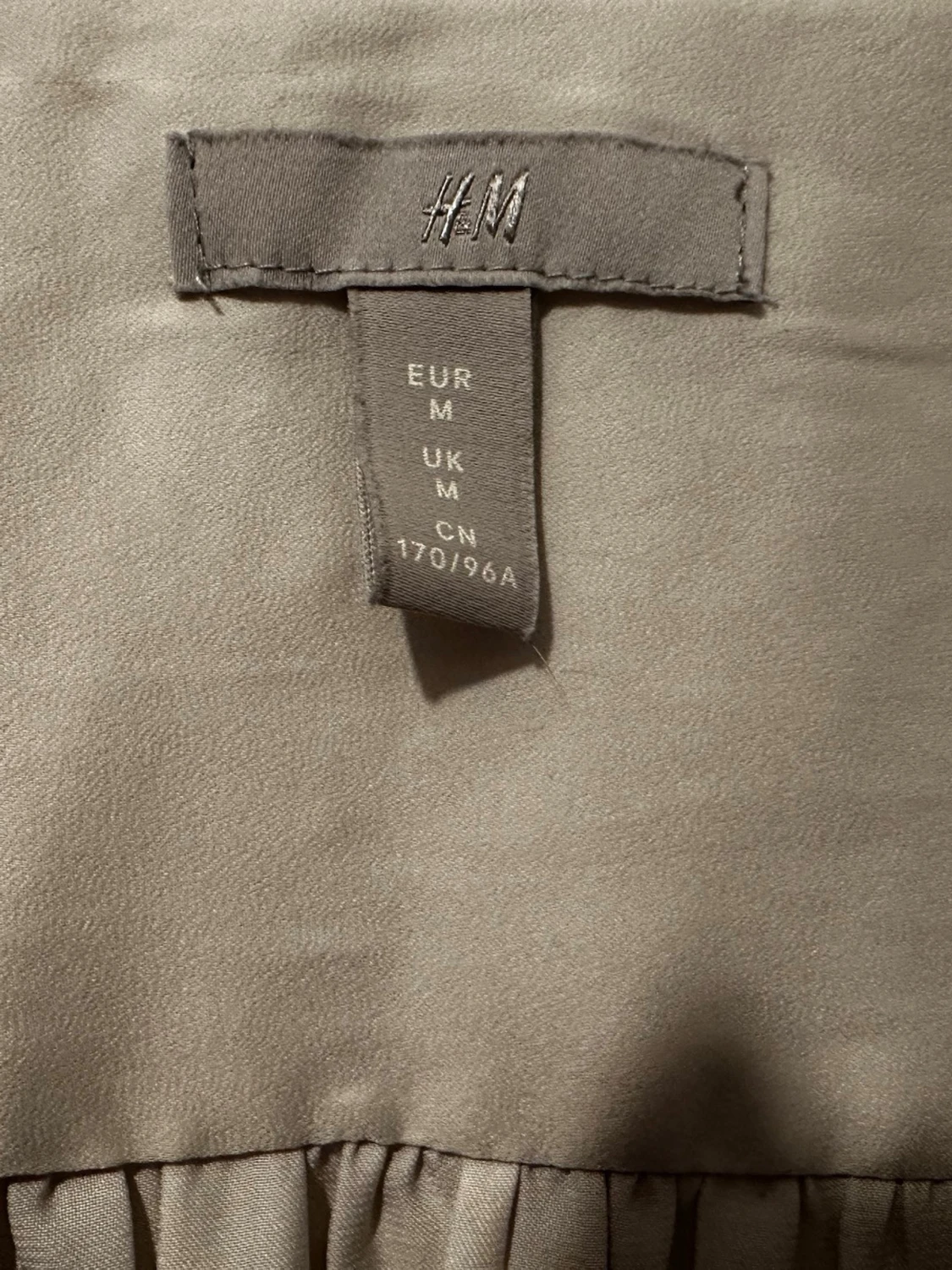 Beige v-ringad blus från H&M - 1