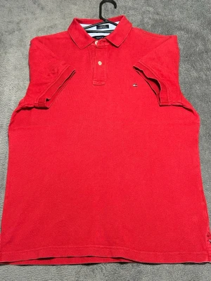 Tommy Hilfiger Polo Shirt – Red – Size S - Klassisk piké från Tommy Hilfiger i stark röd färg.  Enkel, stilren och lätt att matcha – perfekt vardagsplagg.  Detaljer • Tommy Hilfiger • Piké • Röd • Storlek S  📦 Snabb frakt 💬 Hör av dig vid frågor