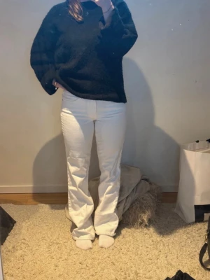 GINA JEANS  - Säljer ett par vita jeans med rak passform och hög midja. Jeansen har klassiska fem fickor och stängs med dragkedja och knapp. Perfekta till en avslappnad och trendig look. Materialet känns som bomull med lite stretch. Så perfekta nu för sommaren och våren som kommer!! 🌸🩷 Köp bubdel för att få det bästa priset! 🪩🤍