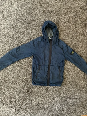 Stone Island jacka  - Jacka från Stone Island storlek 14(junior) vilket motsvarar 170 cm. Köpt på Nk 2020, skriv om ni har funderingar👍