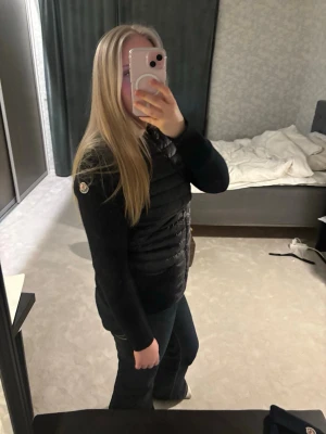 Moncler Cardigan  - En superfin Moncler Cardigan i svart. Denna är i storlek S, passar perfekt om du är cirka 165-175cm. Mycket fint skick, få tecken på användning. Givetvis äkta. Nypris: Runt 8000. Säljs för 3299. 