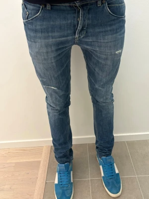 Dondup jeans - Säljer dessa riktigt feta dondup jeans med slitningar | Modell: Sammy | Storlek: 31 | Bra skick | Hör av dig vid minsta fråga eller fundering 