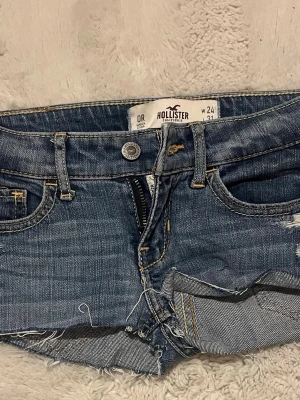 lågmidjade jeans shorts  - super snygga lågmidjade jeans shorts.  perfect till sommaren, säljer då dem var för små