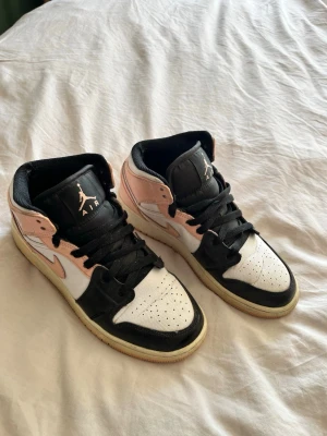 Air Jordan 1 Low svart/rosa/vit - Snygga Air Jordan 1 Low sneakers i svart, vitt och ljusrosa. Har ej original kartongen kvar. 