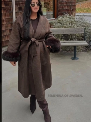 Kappa med äkta päls - Hej, säljer nu den fina kappa från femenina köpt för 3999kr, äkta päls, pälsen är avtagbar, kan frakta eller mötas upp i göteborg. 